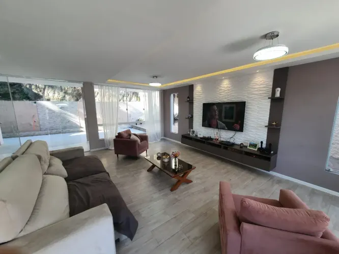Casa moderna com piscina e 3 suítes  Maria Paula