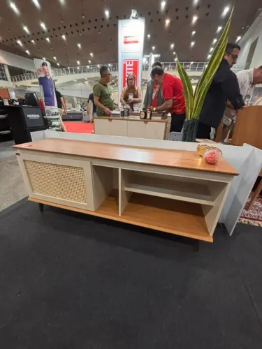 Rack Camille MDF Premium: Design Retrô que Valoriza Sua Sala - Condição Especial 