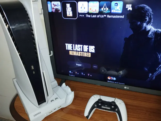 PlayStation 5 FAT com base carregadora