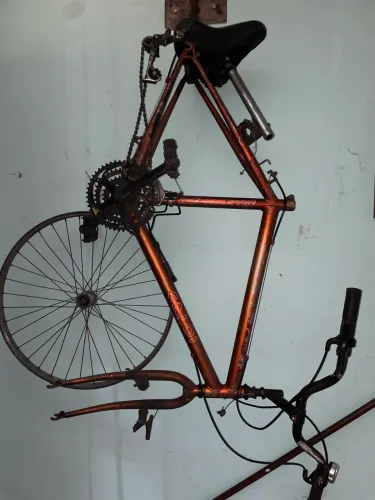 Quadro de bicicleta Caloi com rodas guidão e selim.