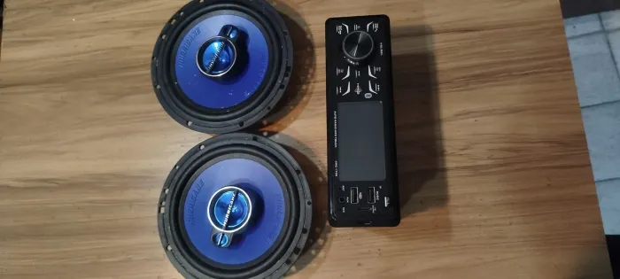 Rádio bluetooth e alto falantes