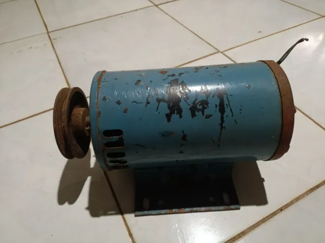 Vende se motor 5cv trifassico todo revisado só foi usado o casco ideal para triturado...
