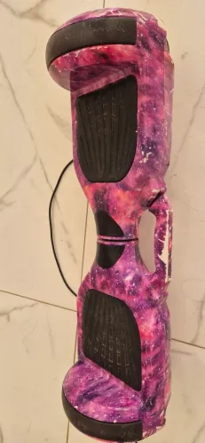 Hoverboard com Led, cor rosa e tem controle remoto