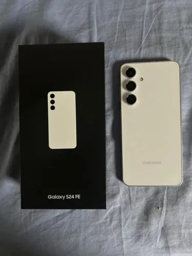Samsung Galaxy S24 FE 256GB branco em excelente estado.