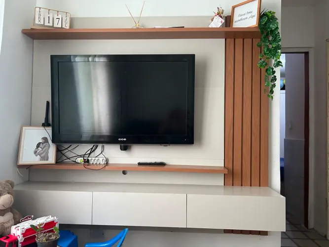 Painel grande Off White + amadeirado, detalhe ripado lateral