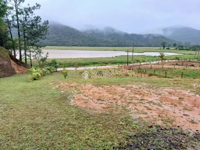 Sitio em Paulo Lopes na geral do Espraiado, casa de madeira, 2 quartos