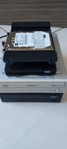 Aparelhos drivers CDs, disquete USB e HD