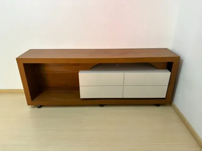 Rack para TV com gavetas e rodízio 