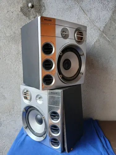Par de Caixas de Som Philips MCM590 (Para Peças ou Conserto).