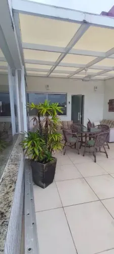Cobertura duplex com piscina e vista mar à venda