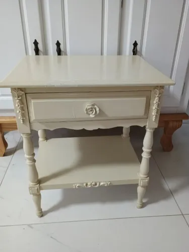 Mesa de cabeceira antiga de madeira maciça
