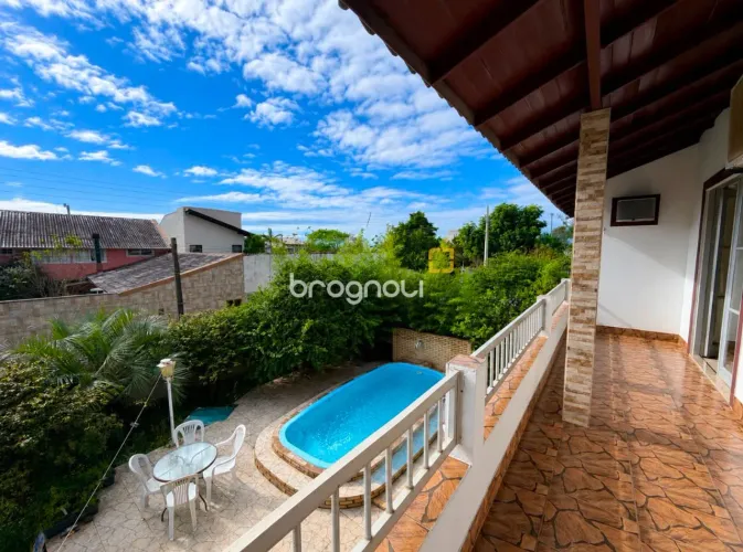 Casa com Escritura Pública, estúdio, espaço multiuso e piscina no Rio Tavares  Florianópol