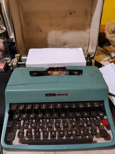Olivetti lettera 32 com maleta, funcionando.