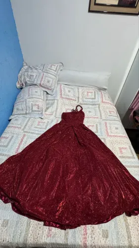 Vende-se vestido de festa