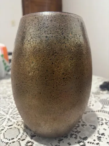 Vaso de cerâmica em tom marrom-terroso com acabamento rústico, efeito granitado e nuances 