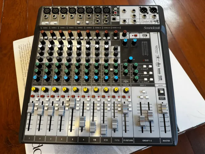 Mesa de Som Soundcraft Signature MTK 12