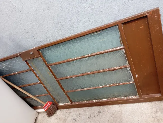 Porta de vidro e aço bem resistente