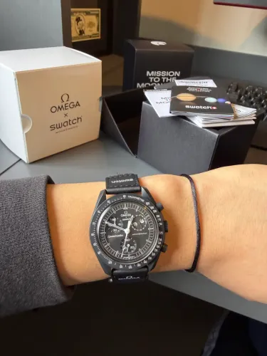 Omega x Swatch MoonSwatch - Mission to the Moonphase ?New Moon? (Snoopy)