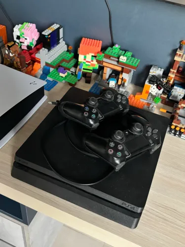 Ps4 slim 1 tera, 2 controles e vários jogos
