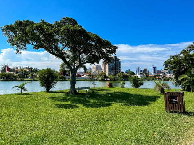Casa às margens da lagoa com 2 dormitórios