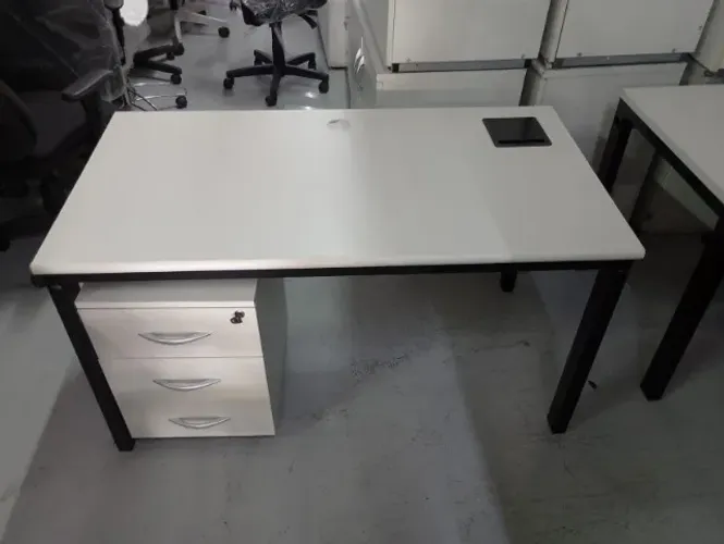 Mesa com gaveteiro para escritório - Tecban