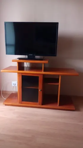 Rack em mogno com várias prateleiras e porta de vidro ideal para tv, som e livros e etc.