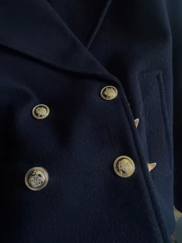 Casaco feminino azul marinho detalhes dourados