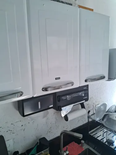 Vendo armários de 03 portas( 03 armários)em aço. Usado em ótimas condições.