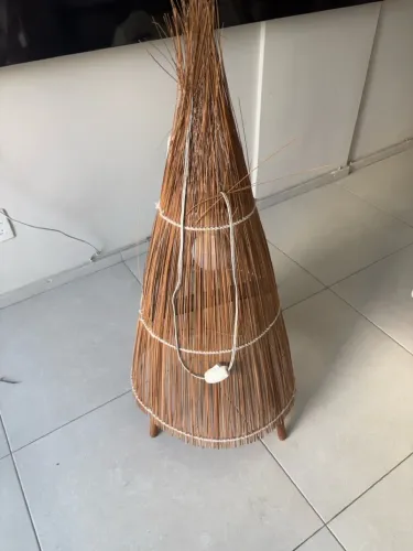 luminária de chão (ou abajur de piso) cônica em estilo rústico/boho,