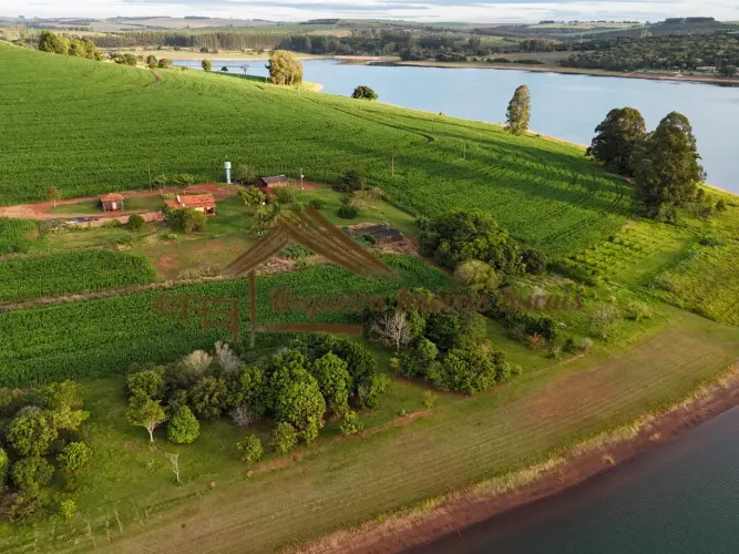 Sitio com 10 alqueires, margem com a represa Jurumirim, na região de Itaí-SP
