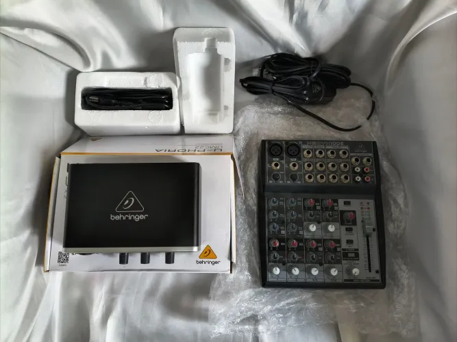 MESA de SOM Behringer 10 canais E Interface DE áudio BEHRINGER umc22 zerados