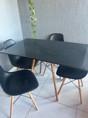 Mesa 4 cadeiras preta Eames Eiffel retangular 