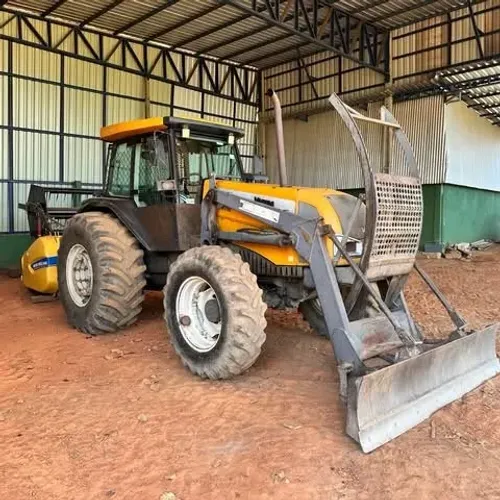 TRATOR AGRÍCOLA VALTRA 2013  
