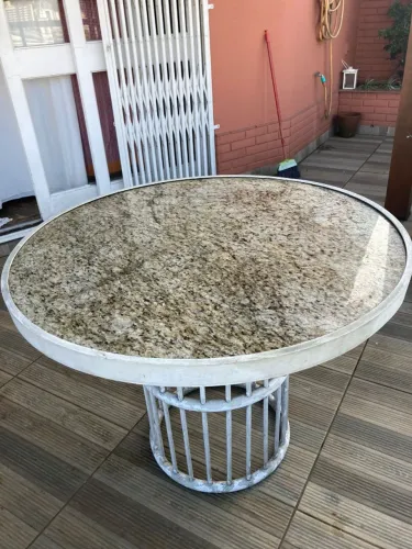 MESA PARA AMBIENTE EXTERNO - tampo de granito e estrutura de ferro