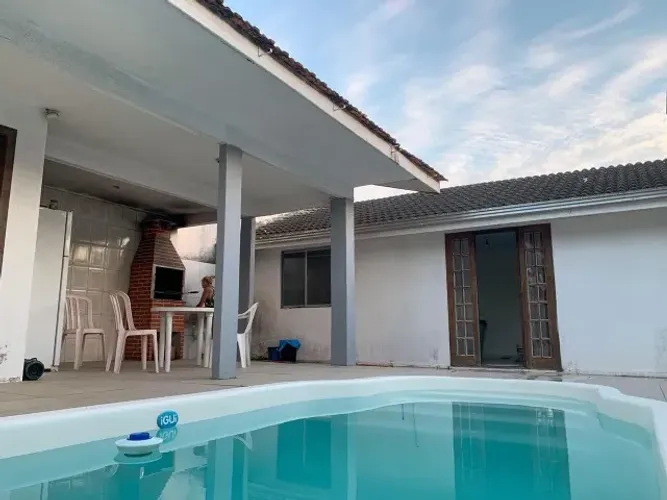 Casa na quadra do mar em Matinhos com piscina e churrasqueira - até 12 pessoas