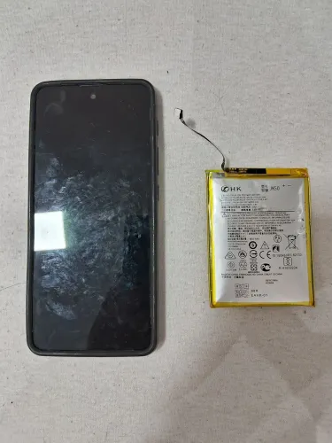 Smartphone Motorola G-06 com defeito