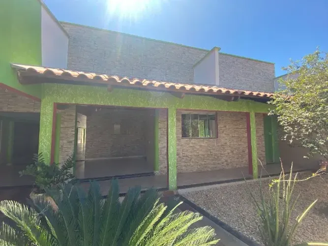 ALUGA-SE CASA COM ENERGIA SOLAR E PISCINA, NA QUADRA 1005 SUL (ARSO 102) EM PALMAS - TO.