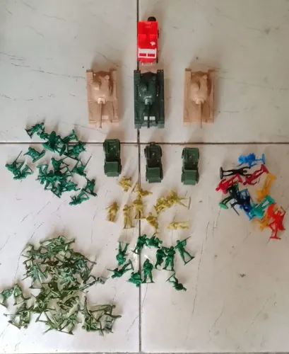Soldadinhos + tanques + jeeps e heróis e viloes da DC