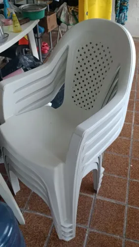 Conjunto de 4 cadeiras de plástico com braços 100,00