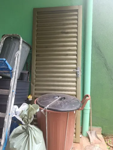 Porta de ferro com fechadura 80x2.10 pintada