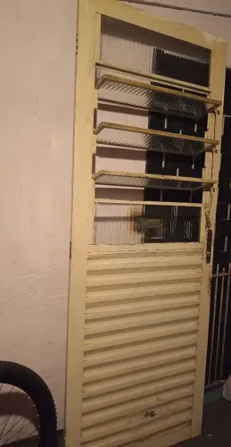 Porta de alumínio com vitro 2,10x0,80 - 200,00 aceito proposta