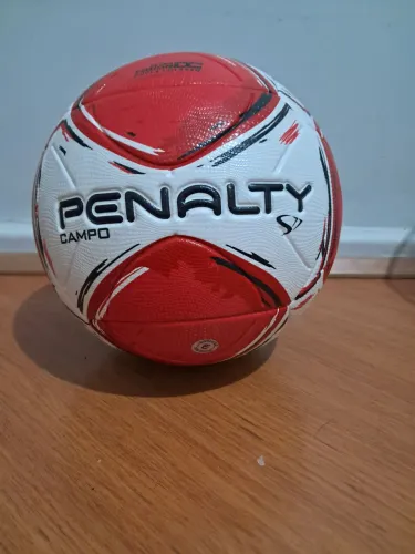 Bola de futebol penalty campo vermelha e branca