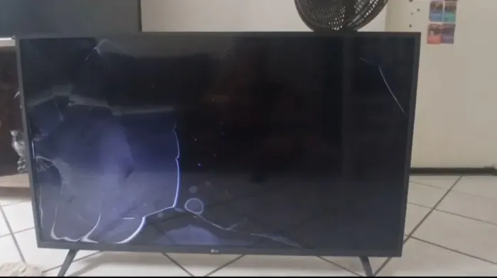 Smart TV LG 43 Full HD 43LR6700 - tela quebrada