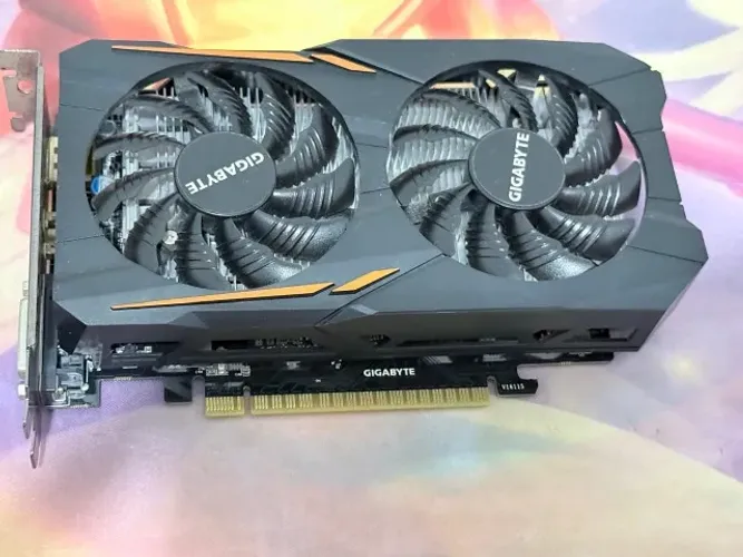 Placa de Vídeo Gigabyte GeForce GTX 1050 Ti OC DUAL FAN 4GB GV-N105TOC-4GD GDDR5 PCI-EXP