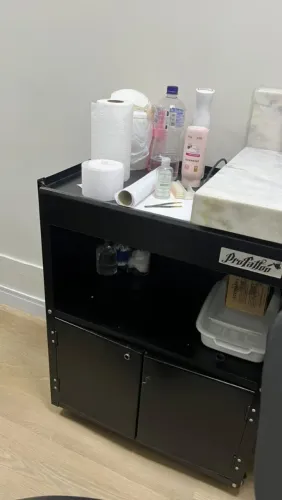 Carrinho auxiliar utilizável em diversas áreas de estética e tatoo