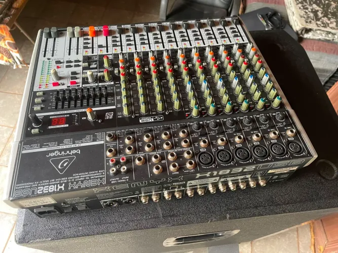 Mesa de Som Behringer XENYX X1832USB