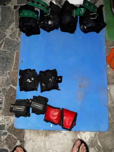 Se tiver interesse em uma manda mensagem Caneleiras de 1kg,2kg,2kg,4kg,5kg,6kg,8kg