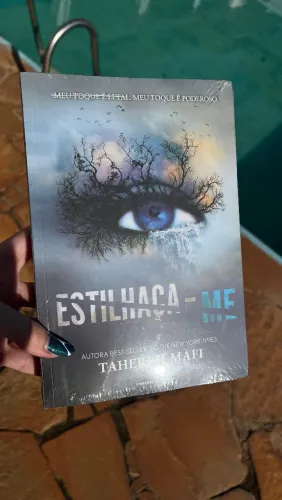 1° Livro da saga "Estilhaça-me" de Tahereh Mafi