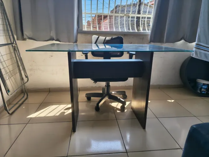 Cadeira frísoka com regulagem e mesa de vidro quadrada com 4 cadeiras 