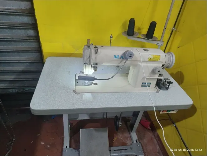 Máquina de costura reta industrial